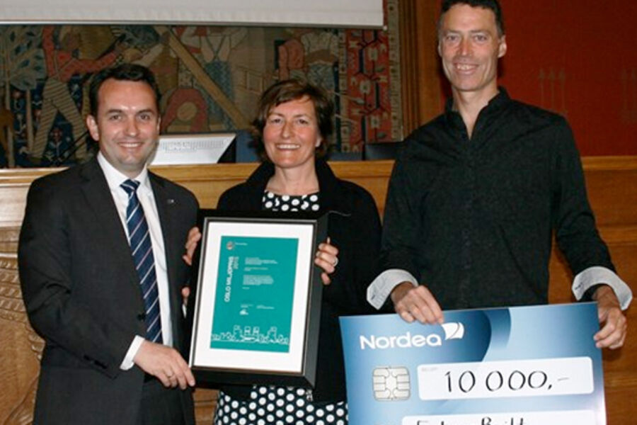 Byrådsleder Stian Berger Røsland, programleder i FutureBuilt Birgit Rusten og prosjektleder Stein Stoknes under mandagens prisutdeling i Oslo rådhus. Foto: Bymiljøetaten.