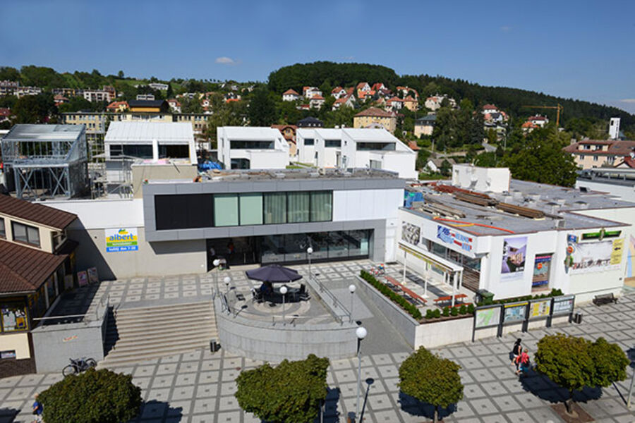 I byen Luha?e i Moravian i Tsjekkia er det bygget 12 boliger på toppen av et kjøpesenter. Foto: Lindab