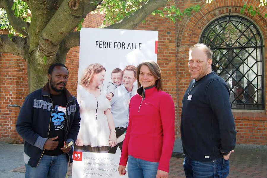 Røde Kors fagansvarlig for Ferie for alle, Kristina Rickfelt, forteller at de helt avhengig av økonomisk støtte og hjelp fra frivillige, og oppfordrer enda flere bedrifter til å bidra. Fra venstre Jean Paul Mushosi, Christine Lefvre Johansen og Peter Wodell.