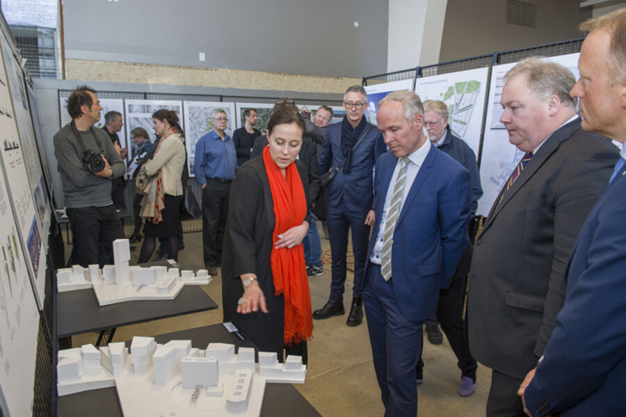 Fra åpningen av utstillingen hvor statsråd Jan Tore Sanner deltok. Foto: Regjeringen.