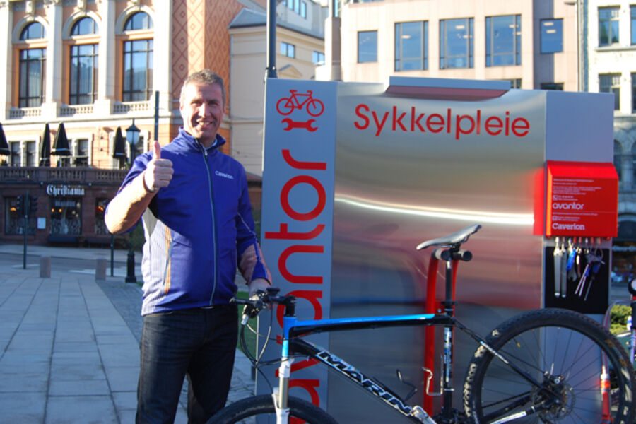 Sykkelentusiast hos Caverion, Thomas Ramos ved en sykkelpleiestasjon.