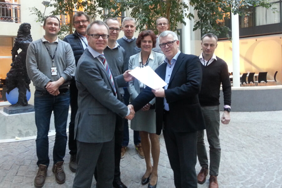 Caverion har undertegnet to nye rammeavtalaer med Forsvarsbygg. Knut Gaaserud, og innkjøpssjef Kristian Halvorsen (Forsvarsbygg), Harald Tørklep (Forsvarsbygg), Arild Aronsen (Forsvarsbygg) Jon Eggen-Johansen (Caverion), Trond Semmerud (Caverion), Hanne Berg (Forsvarsbygg), Per-Asle Hansen (Forsvarsbygg) og Bjarne Ryvoll (Forsvarsbygg).