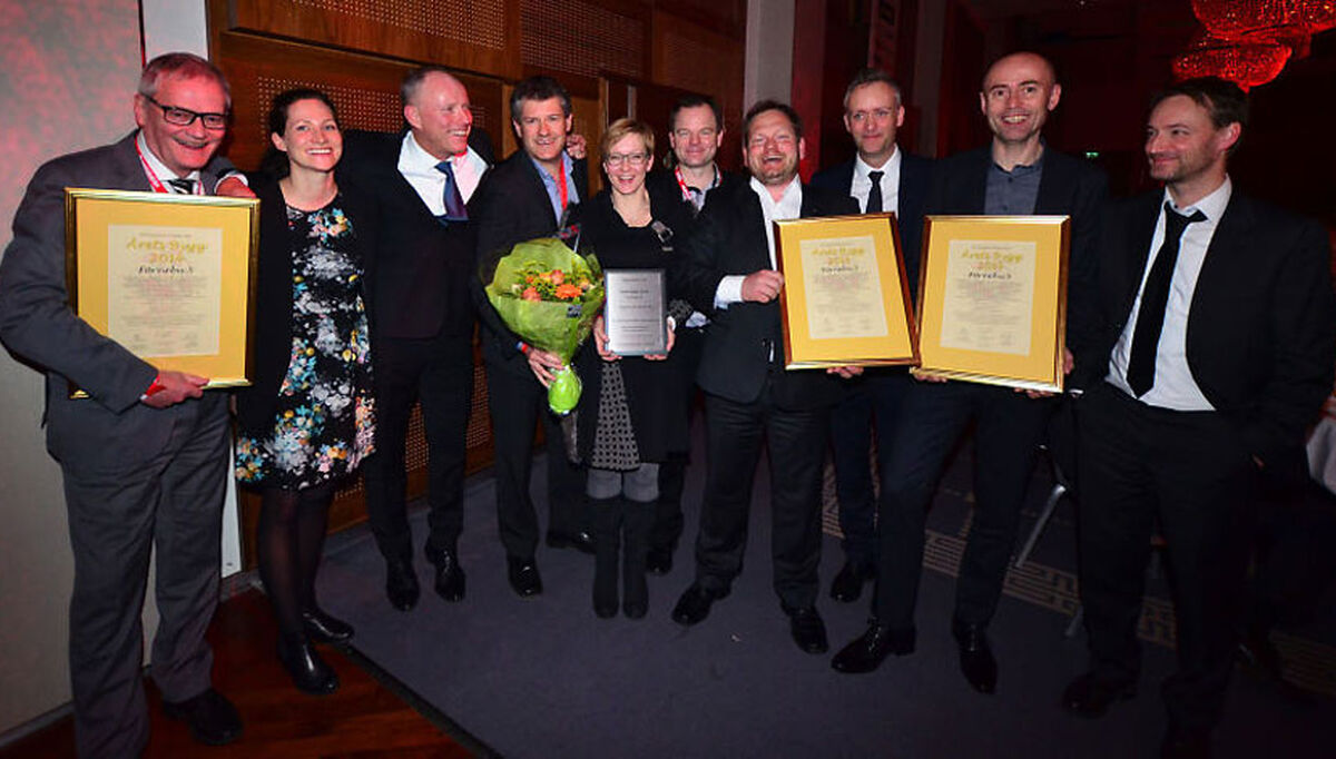 Disse mottok årets bygg-prisen 2014 for Fornebu S. F.v.: Odd Arve Fuglem (Skanska), Ida Løvik (Skanska), Stein Johnsen (Skanska), Harald Gude (Skanska), Heidi Lyngstad (KLP Eiendom), Harald Augestad (KLP Eiendom), Marius Tunstad (Skanska), Gunnar Irby (Skanska), Mario Obmascher (AMB Arkitekter) og Bernd Boermann (AMB Arkitekter). Foto: Sindre Sverdrup Strand/ Byggeindustrien fornebu-s-ble-karet-til-arets-bygg-2014-2