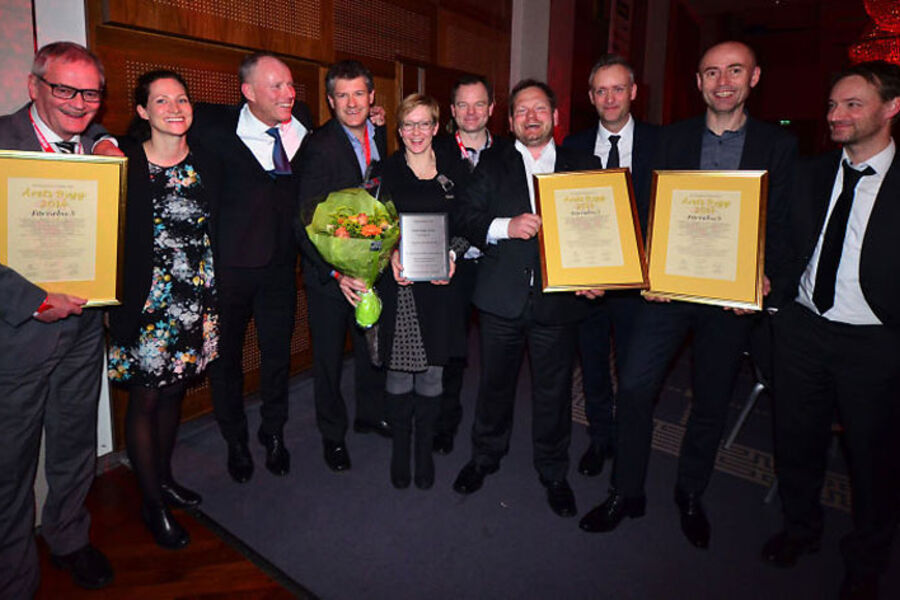 Disse mottok årets bygg-prisen 2014 for Fornebu S. F.v.: Odd Arve Fuglem (Skanska), Ida Løvik (Skanska), Stein Johnsen (Skanska), Harald Gude (Skanska), Heidi Lyngstad (KLP Eiendom), Harald Augestad (KLP Eiendom), Marius Tunstad (Skanska), Gunnar Irby (Skanska), Mario Obmascher (AMB Arkitekter) og Bernd Boermann (AMB Arkitekter). Foto: Sindre Sverdrup Strand/ Byggeindustrien