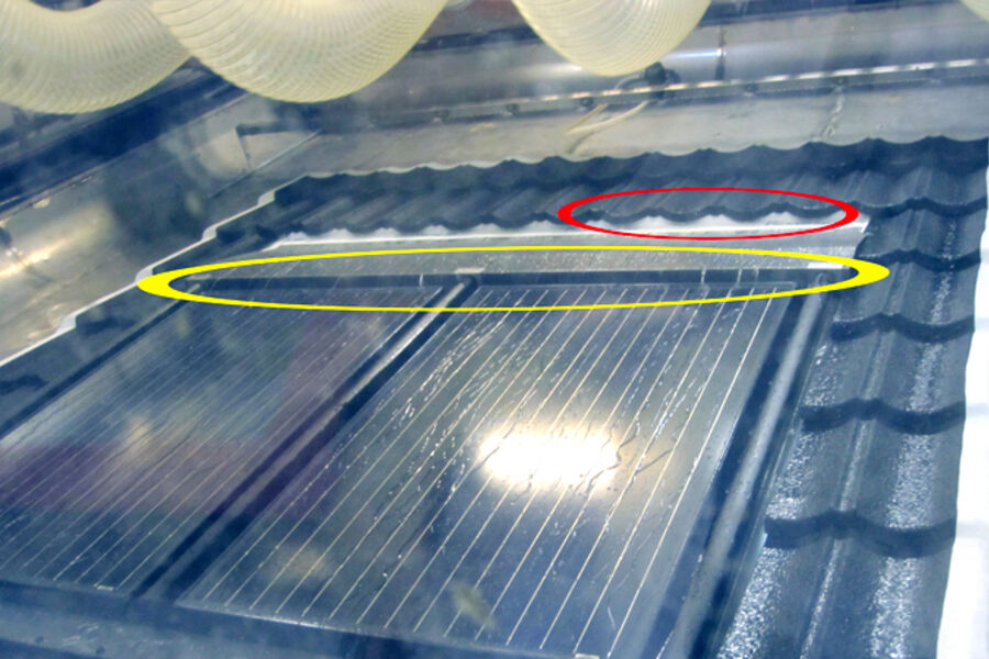 Slagregntesting av bygningsintegrerte solceller i laboratoriet. De fargede ellipsene viser lekkasjepunkter fra oversiden av taket. Foto: SINTEF og NTNU 