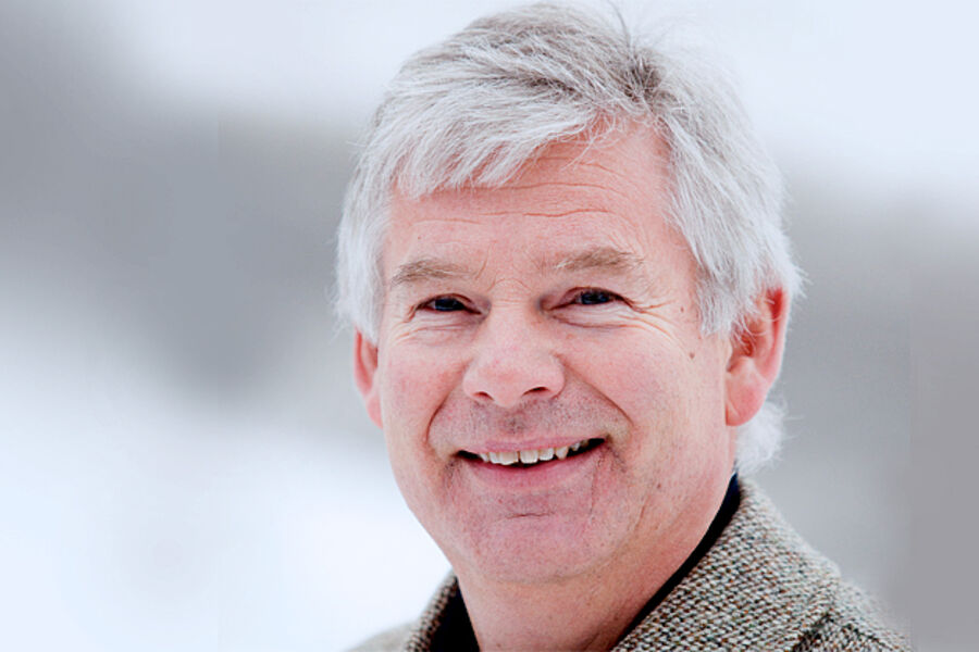 Øystein Husefest Meland, 1. amanuensis ved Universitetet i Agder: -Når totalentreprenørene ikke makter å øke sin produktivitet og effektivitet på de områder som må betraktes som deres kjernevirksomhet, oppføring av bygninger, skal vi da tro at de skal gjøre en bedre jobb enn byggherrene når det gjelder finansiering og forvaltning, drift og vedlikehold (FDVU), slik det forventes når en tar steget over til OPS-modeller?