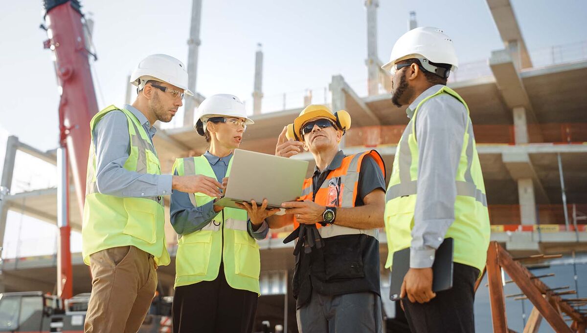 diverseteamofspecialistsuselaptopcomputeronconstructionsite