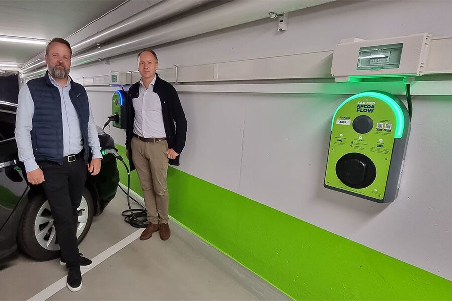 Kjetil Hulbach, Produktsjef for elbillading, og Marcus Steinsvåg, Head of Business Development i APCOA Norge, i parkeringskjelleren på Aker Brygge, hvor de har installert 36 nye elbilladere. Selskapet drifter parkeringen og ladeanlegget. Det er Storebrand som eier garasjeanlegget på Aker Brygge.