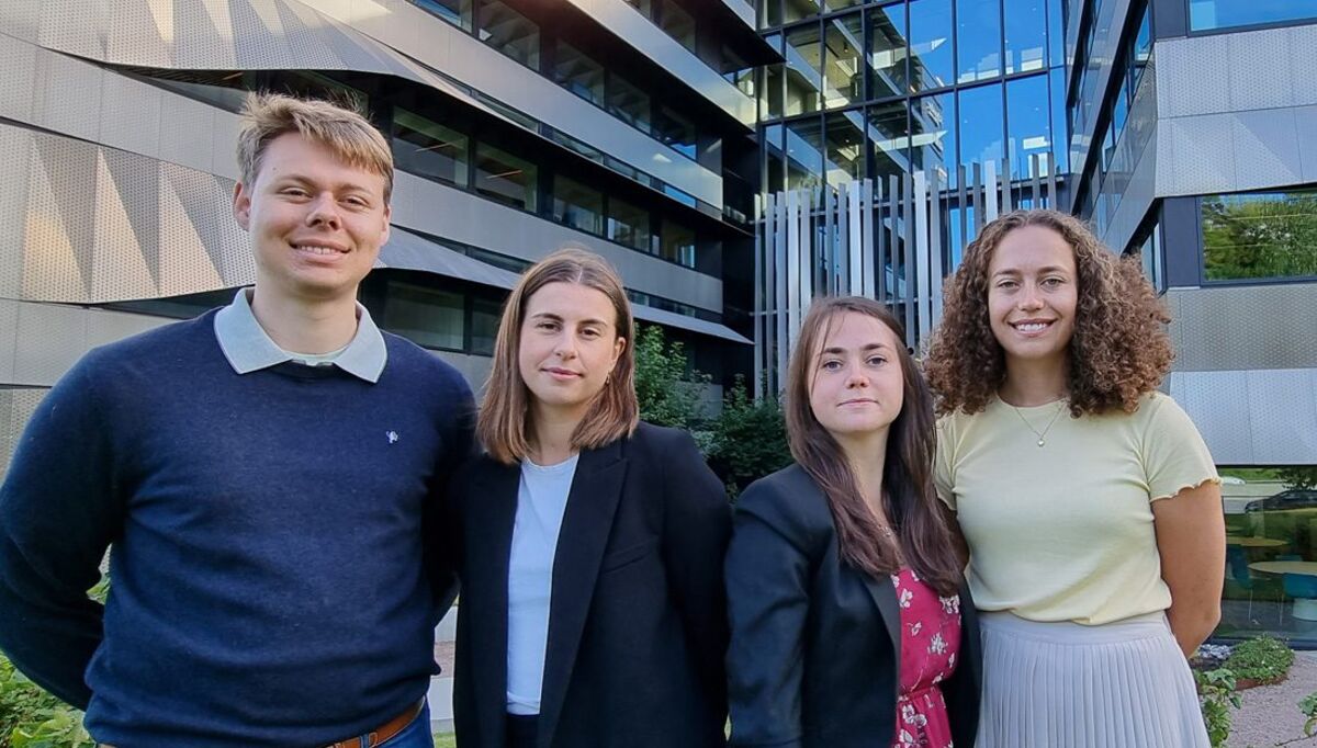 I bildet: f.v. Jonas Røthe, Camilla Pedersen, Irene Buijing og Sofie Nyman har jobbet i Schneider Electric i ett år og fått omfattende opplæring innen løsninger for bærekraft. Nå tar de steget videre og lanserer selskapets bærekraftkåring, Sustainability Impact Awards. schneider-baerekraftpris