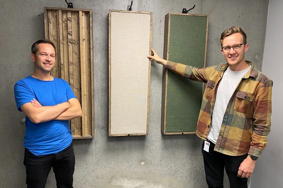 Åsmund Flagstad og Jarl Honningsvåg Erlien med modulene som er laget av gjenbrukte bygningsmaterialer. Foto: Rambøll.