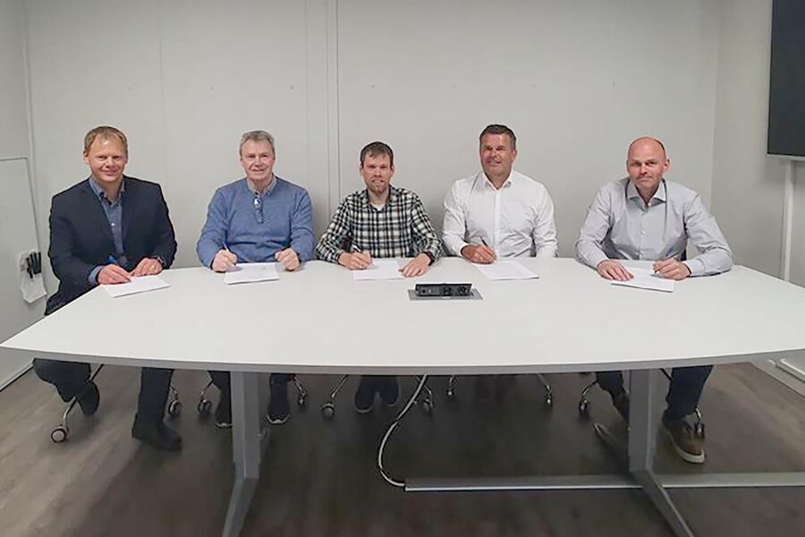 Signering. Fra venstre: Gisle Kvamme (regiondirektør for Bravida Norges region Vestland), Arvid Myhra (eier Bautec AS), Øystein Fykse (eier Bautec AS), Ronny Øvrevik (divisjonsdirektør for Bravida Norges divisjon Kysten) og Tore André Hauge (eier og daglig leder Bautec AS).