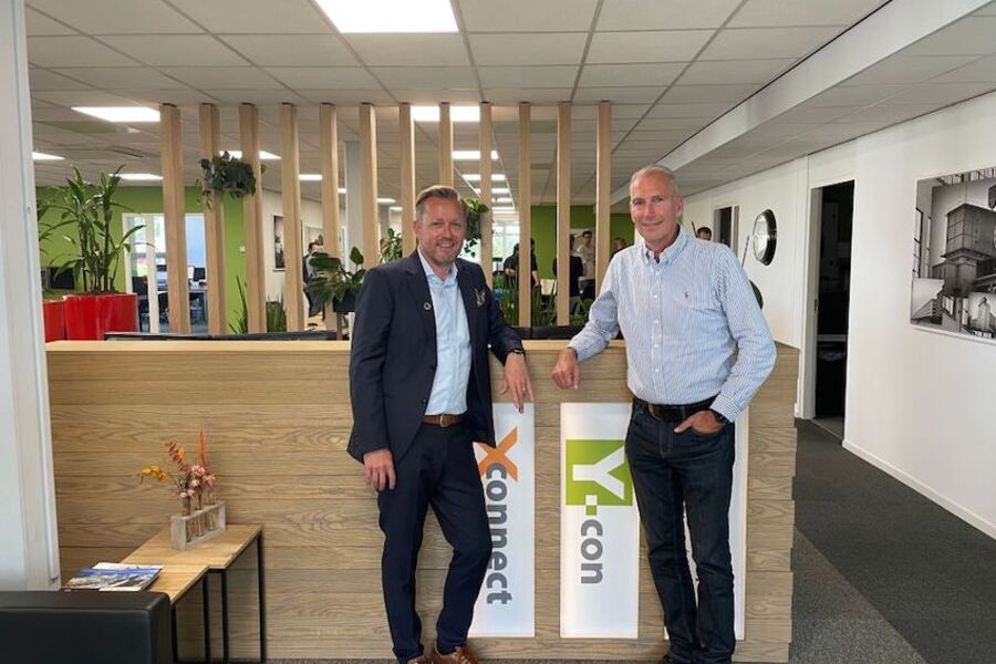 I SKYEN: - Vi er veldig glade for å bli en del av Nordomatic Group. Dette vil gi våre kunder en enda bedre partner og vi får ressursene til å satse på skybaserte tjenester for BMS, sier Lyon van Hest, adm. dir. i Y-con. Til venstre Toke Kjaer Juul i Nordomatic.