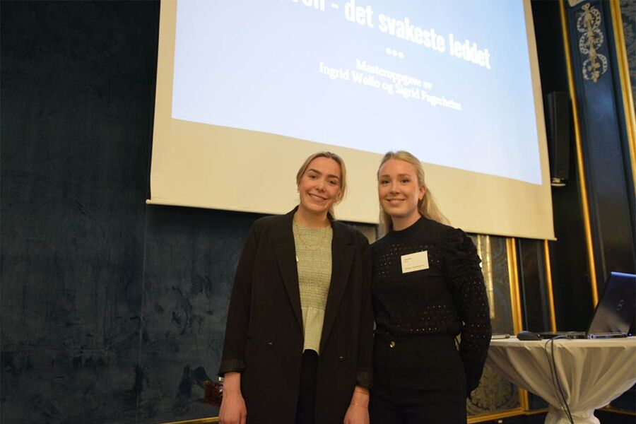 Studentene Sigrid Fagerheim og Ingrid Wøllo går nå siste året på bygg- og miljøteknikk med spesialisering i brannteknikk. I masteroppgaven ser de nærmere på utfordringer forbundet med branndører.