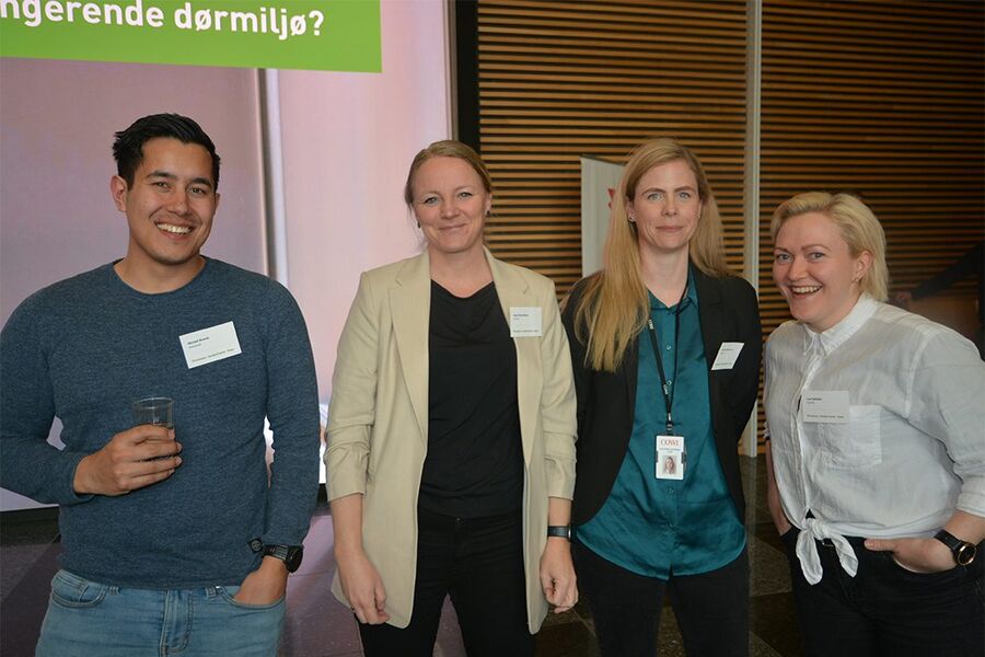 På bildet ser vi fire engasjerte rådgivere som var enige om at konferansen Dørmiljø til besvær, er en viktig og nyttig møteplass. Fra venstre Michale Mutalib, Norconsult, Helene Bless, Cathrine Øvrebø Lund, og Lise Fjellheim, alle fra Cowi.  