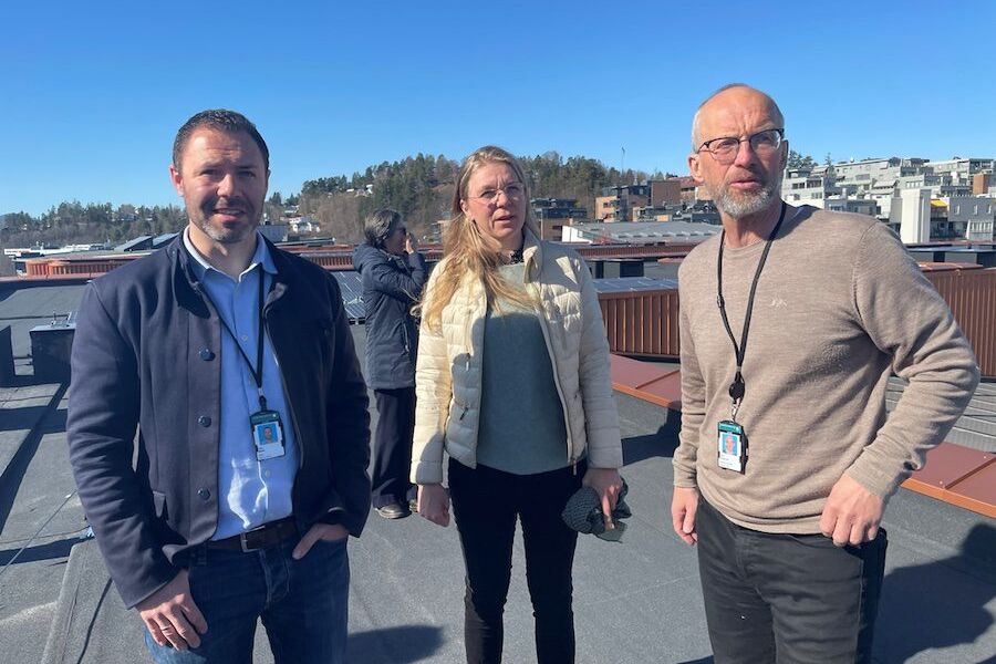 Tom Krogsrud fra teknisk avdeling i Bærum kommune (t.h.) informerte om Kommunegårdens tekniske anlegg. T.v. Lars Dalen, fagansvarlig for energi og prosjektleder for Cultural-E i Bærum kommune. Seniorforsker og prosjektleder Kari Thunshelle i SINTEF i midten. Foto: SINTEF