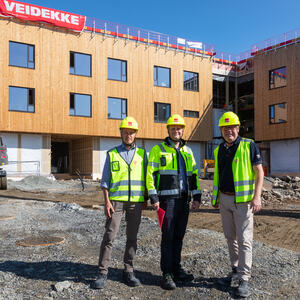 Foto av kommunedirektør, bygg og eiendomssjef og helse- og omsorgssjef foran sykehjemmet