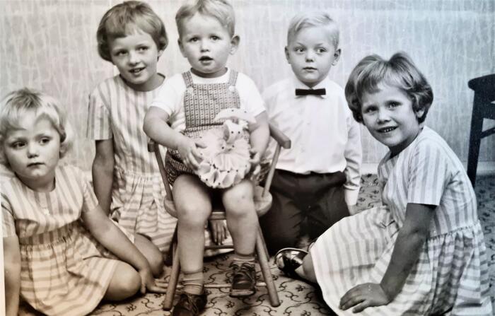 STOR SØSKENFLOKK. I løpet av ni år kom seks barn inn i Bossen-familien. På bildet fra 1964/65 ser vi fra venstre: Inge (3 år), Alice (8 år) på stolen, Keld (2 år), Preben (4 år) og Connie (5 år). Lillesøster Lone kom tre måneder senere. Foto.