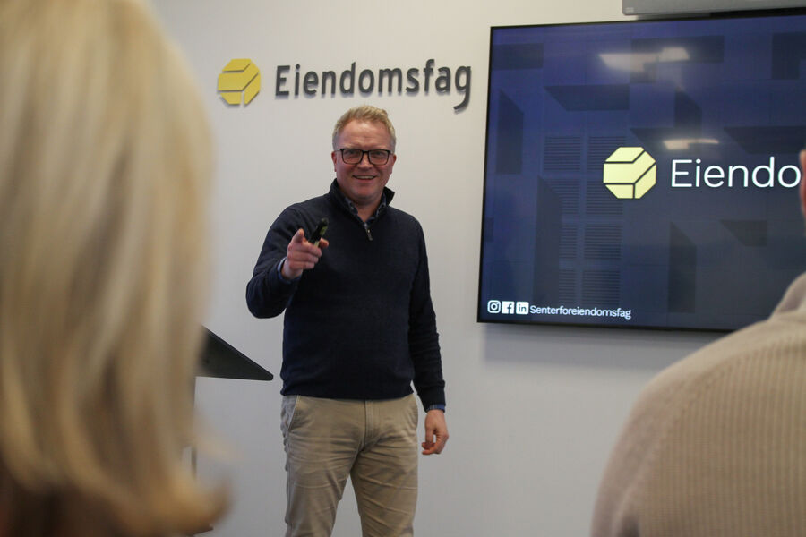 Even Stenvaag Leira hos Eiendomsfag sitter tett på den raske utviklingen.