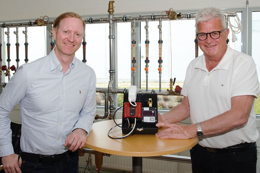 Den er liten, kompakt og lett å installere. Men først og fremst er TA-Smart en toveis reguleringsventil som sørger for nøyaktig og stabil regulering, også ved svært lav gjennomstrømning (flow), sier Michael Jacobsen og Ove Hjelleset, henholdsvis produktsjef Balancing & Control og daglig leder i IMI Hydronic Engineering AS.