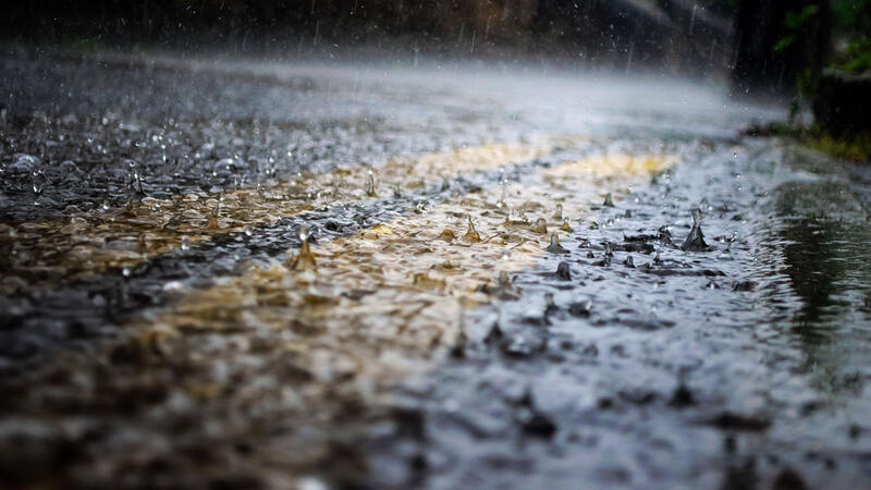 Foto av regn mot asfalt