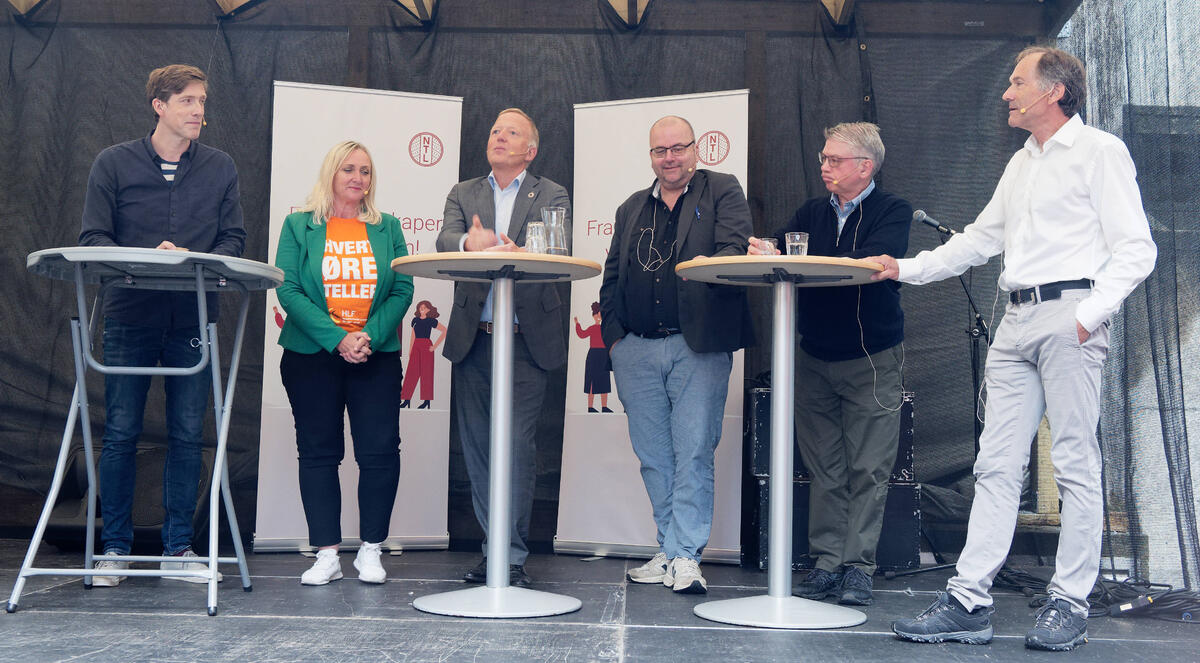 DEBATT: De diskuterte kontorlandskap på Arendalsuka i regi av Norsk Tjenestemannslag, NTL. Fra venstre: Torstein Brechan (NTL), Merete J. Orholm (HLF), Harald Nikolaisen (Statsbygg), Geir Senum (NTL), Arve Hjelseth (NTNU) og Stein Knardahl (Stami).