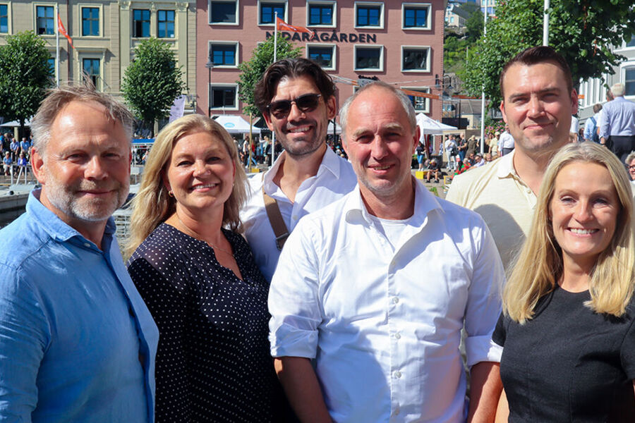 Tilstede i debatten på EFO-båten var, konferansier Ida Thorendahl, Daglig leder, Lyskultur ( til høyre i bilde), fra venstre Frank Jaegtnes, Adm.direktør EFO, Toril Bache Jenssen, Direktør i Glamox Norge, Anders Fylling, Direktør for bærekraft og spesialfag i Statsbygg, Tord Christensen, Country manager i Signify Norge, Jens Eddie, Fagansvarlig i Lyskultur. Foto: EFO.