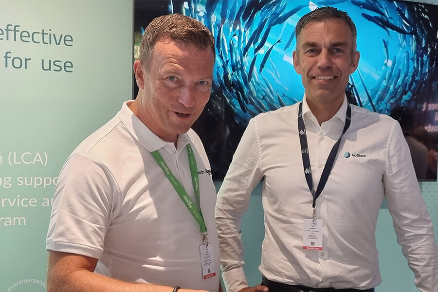 Nofitech_Schneider: Nofitech og Schneider Electric deltok begge på Aqua Nor 2023 og kunngjorde da sitt utvidede samarbeid på bærekraft. Fra venstre: John Hjelset (prosjektleder akvakultur) og Robert Hundstad, CEO i Nofitech. Foto: Stefania R. Nilsen