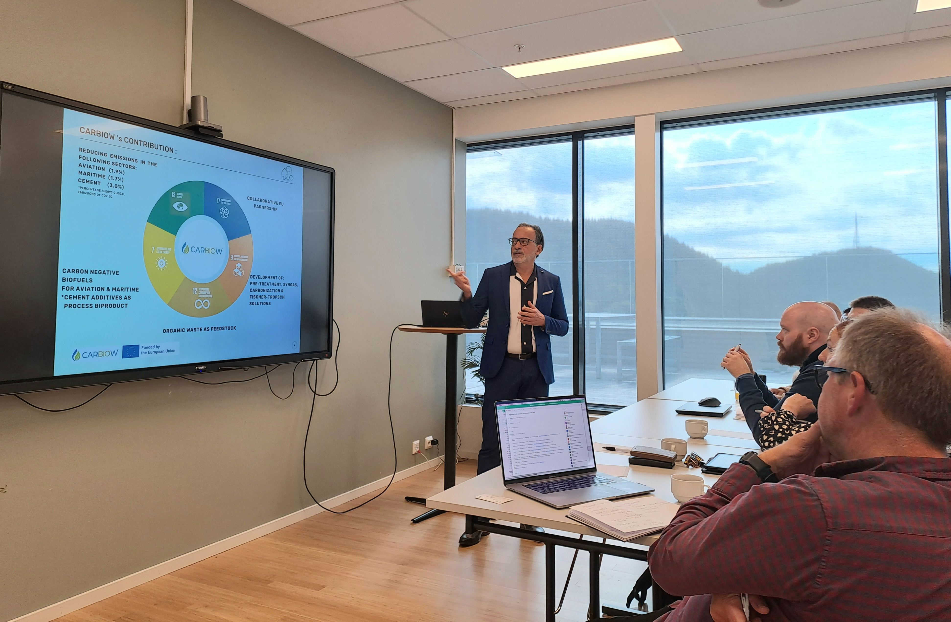 The picture shows Edesio Miranda-Barbosa, the Chief Technology Officer of Svåheia Eiendom. He is giving a presentation in front of an audience at the Egersund Reimagined conference