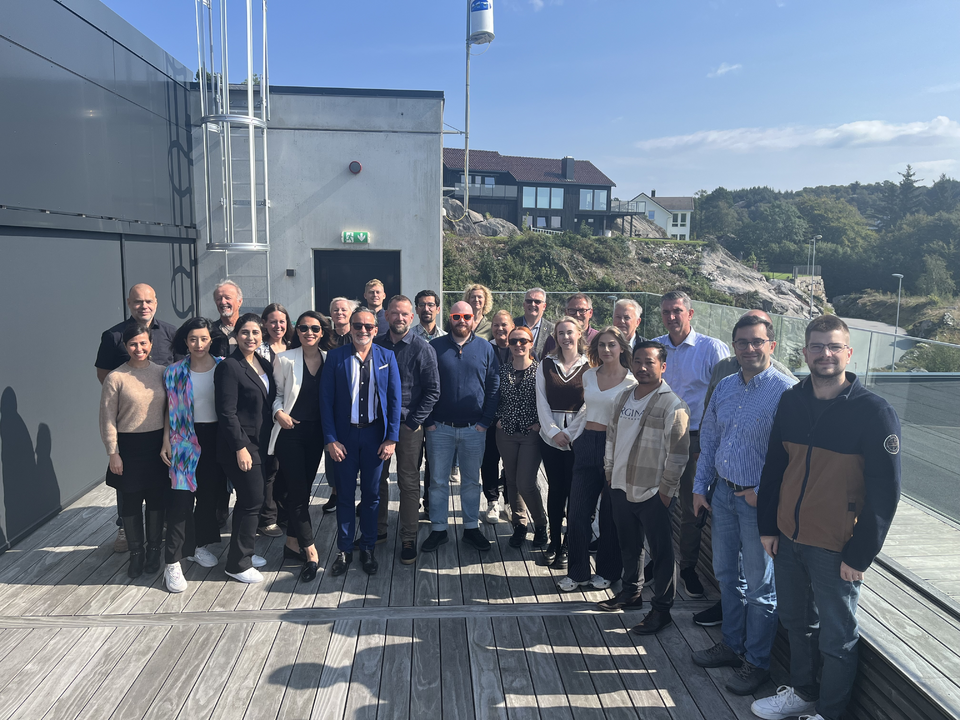 Dette bilde viser et gruppebilde som inkluderer alle som deltok på Egersund Reimagined. Bilde er tatt på toppen av Egersund Energy Hub