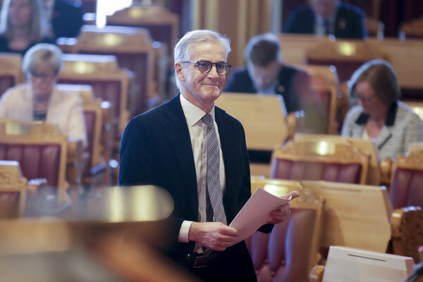 MER RESSURSER. Jonas Gahr Støres regjering må løfte hørselsfeltet og sørge for flere audiografstillinger, mener Hørselshemmedes Landsforbund. Foto: NTB