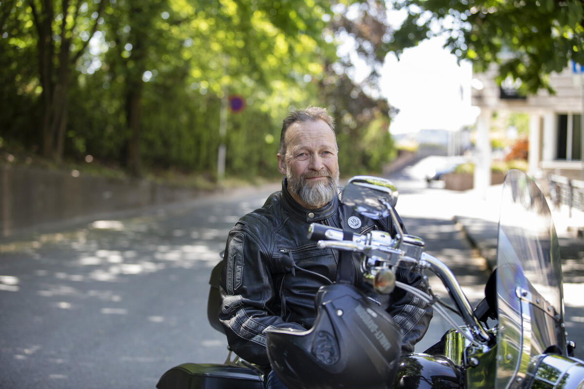 UTEN APPARTER. Før Helge Lien setter seg på sin Harley Davidson, tar han av seg høreapparatene. I stedet må ha bruke synet mer aktivt.
