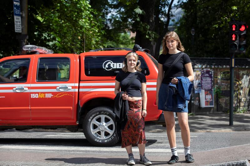 MED MUSIKK. Ida Henriksen (til venstre) og Lea Nora Romm hører nesten alltid musikk når de beveger seg til fots eller på sykkel i Oslotrafikken. Det er de ikke alene om.
