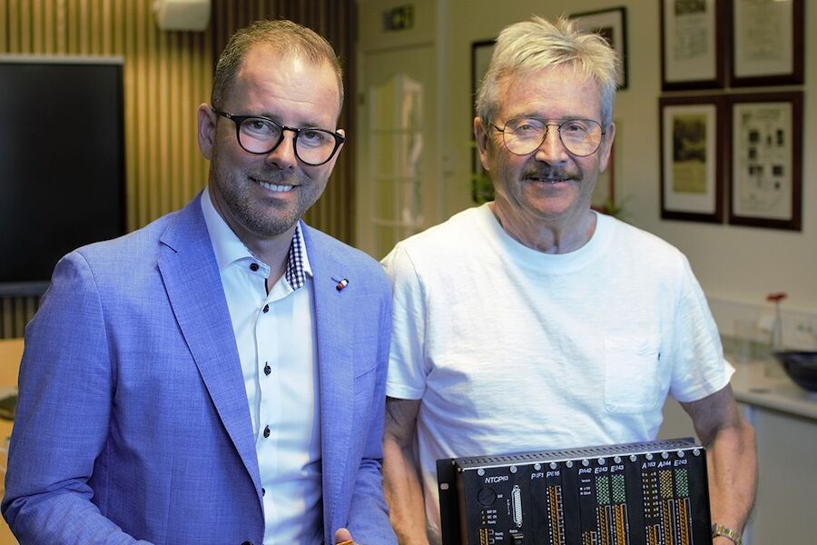 Teknologien endrer seg raskt og krever kontinuerlig utvikling og testing av nye løsninger for å være i tet. Her viser grunder Egil Mæland (th) pls’en som ble brukt da Datavaktmesteren så dagens lys i 1988, mens daglig leder Thomas Liland-Vik viser dagens pls. Foto: Jan Leirud Jan Leirud