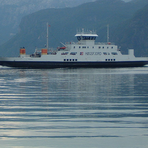 Foto: Hallvard Nygård. Fergen M/F Høgsfjord krysser Høgsfjorden.