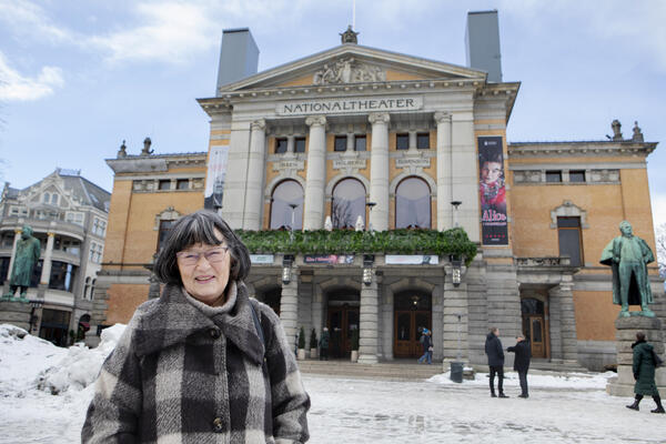 EKSTRA SPENNING. Berit Horsberg er ofte på teater i Oslo og er like spent hver gang. Virker teleslyngen? Hvordan er lyden, og vil hun få med seg det som skjer på scenen?