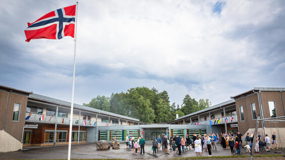 Foto av eksteriøret ved Fagerlund skole på første skoledag