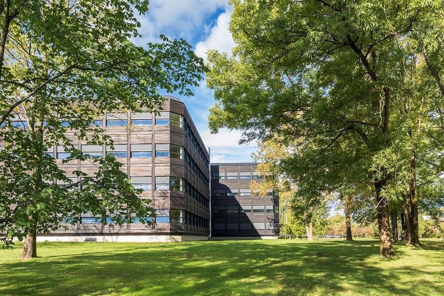 Powerhouse Kjørbo i Sandvika er Norges første energipositive kontorbygg, og trolig verdens første rehabilitert til plusshus-nivå. Etter renoveringen ble energibehovet redusert med mer enn 86 prosent. Foto: Aadland