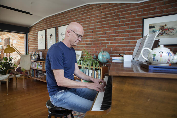 ALLTID LYD. Arnt prøver å tenke minst mulig på sin indre, konstante pipelyd. Hver kveld før han legger seg, klimprer han litt på pianoet. Han vil ikke kalle det å spille.