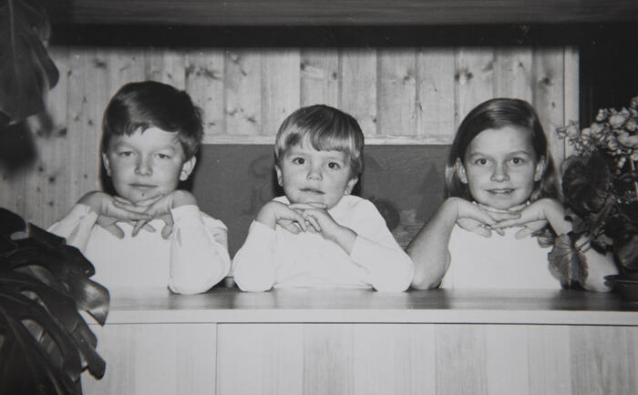 MELLOMSTE. Arnt er den mellomste av tre søsken. Her midt mellom Morten og Stine på slutten av 1960-tallet. Foto: Privat