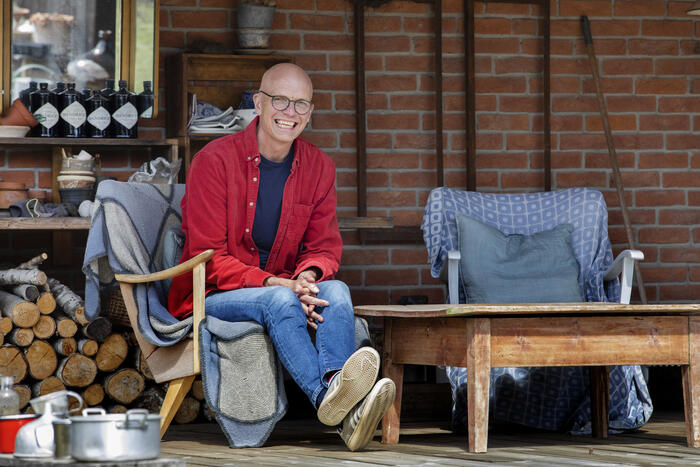 BARTENDER. Flere år som bartender er trolig årsaken til Arnts tinnitus. Han synes det er stas med briller for øra som han kaller høreapparatene sine.