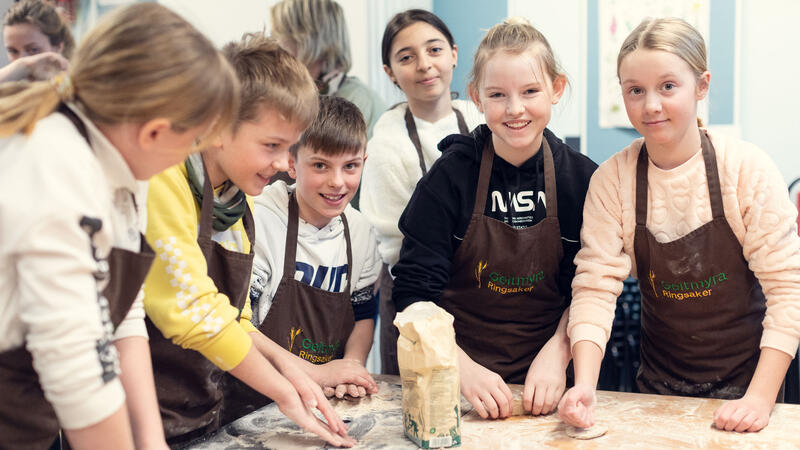 Foto av barn som baker hos Geitmyra Ringsaker