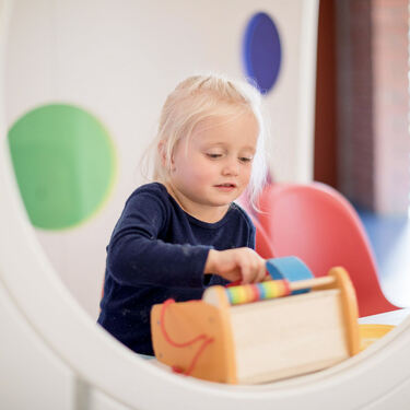 Foto av jente på biblioteket i Brumunddal