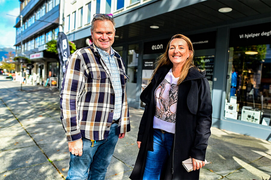 Fra venstre eiendomssjef drift hos Zurhaar AS på Nesttun, Atle Skogstrand, og eiendomsdirektør Tone Haugland i samme selskap.
