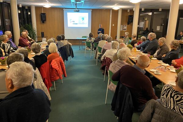 UTEN TOLK. Over 50 personer kom for å høre audiopedagog Linda Haugen på møtet til HLF Eiker. Men skrivetolkene kom ikke. Foto: Jorunn Fredheim.