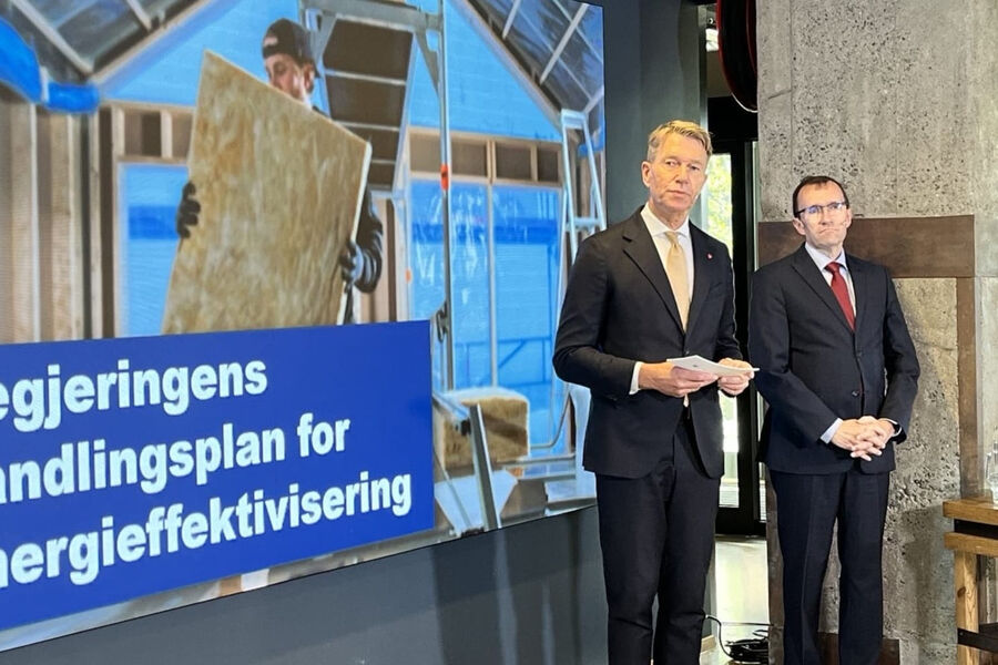 Olje- og energiminister Terje Aasland (t.v) og klima- og miljøminister Espen Barth Eide la frem regjeringens handlingsplan for energieffektivisering i alle deler av norsk økonomi på hovedkontoret til Oslo Havn 5. oktober. Foto: Stine Grimsrud/OED