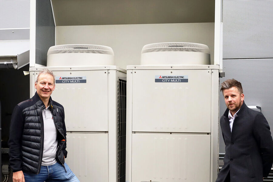 Erik Stensrud (venstre) og Aleksander Aaker foran en VRF multi som Mitsibushi også benytter på deres eget hovedkontor.