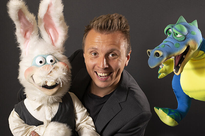 Bildet viser buktaler Erik Mogeno med Kalle kanin