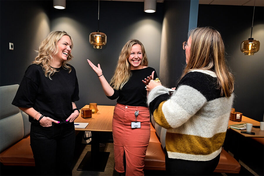 På bildet ser vi fra venstre, Brita Svartveit fra Rambøll, Birthe Espeland, daglig leder Proptech Innovation, og  Ingunn Eikeland Bjørkelo i Henning Larsen Architects AS, i hyggelig prat under happeningen hos Allier-Gruppen.