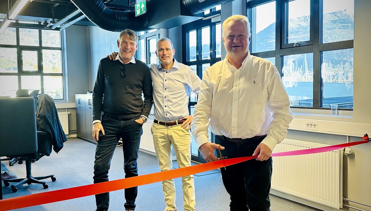 NØDKRAFT I VEKST: Administrerende direktør i Coromatic AS, Leif Lippestad, tok frem saksen for å markere åpningen av selskapets nye kontor i Bergen denne uken. Her med Terje Schults (til venstre) og Ingar Pettersen (Foto: Coromatic).