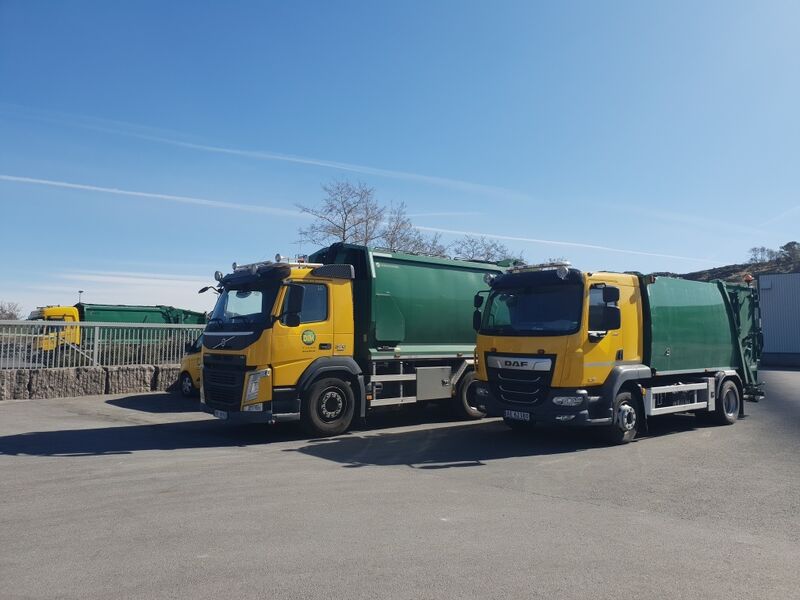Søppelbiler med fargekombinasjonen gul og grønn, med logoen til Dalane Miljøverk.